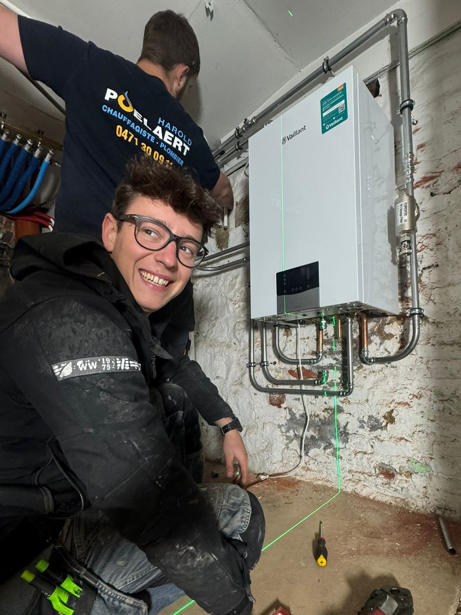 Harold Poelaert sur un chantier de remplacement de chaudière Vaillant à Braine-le-Comte
