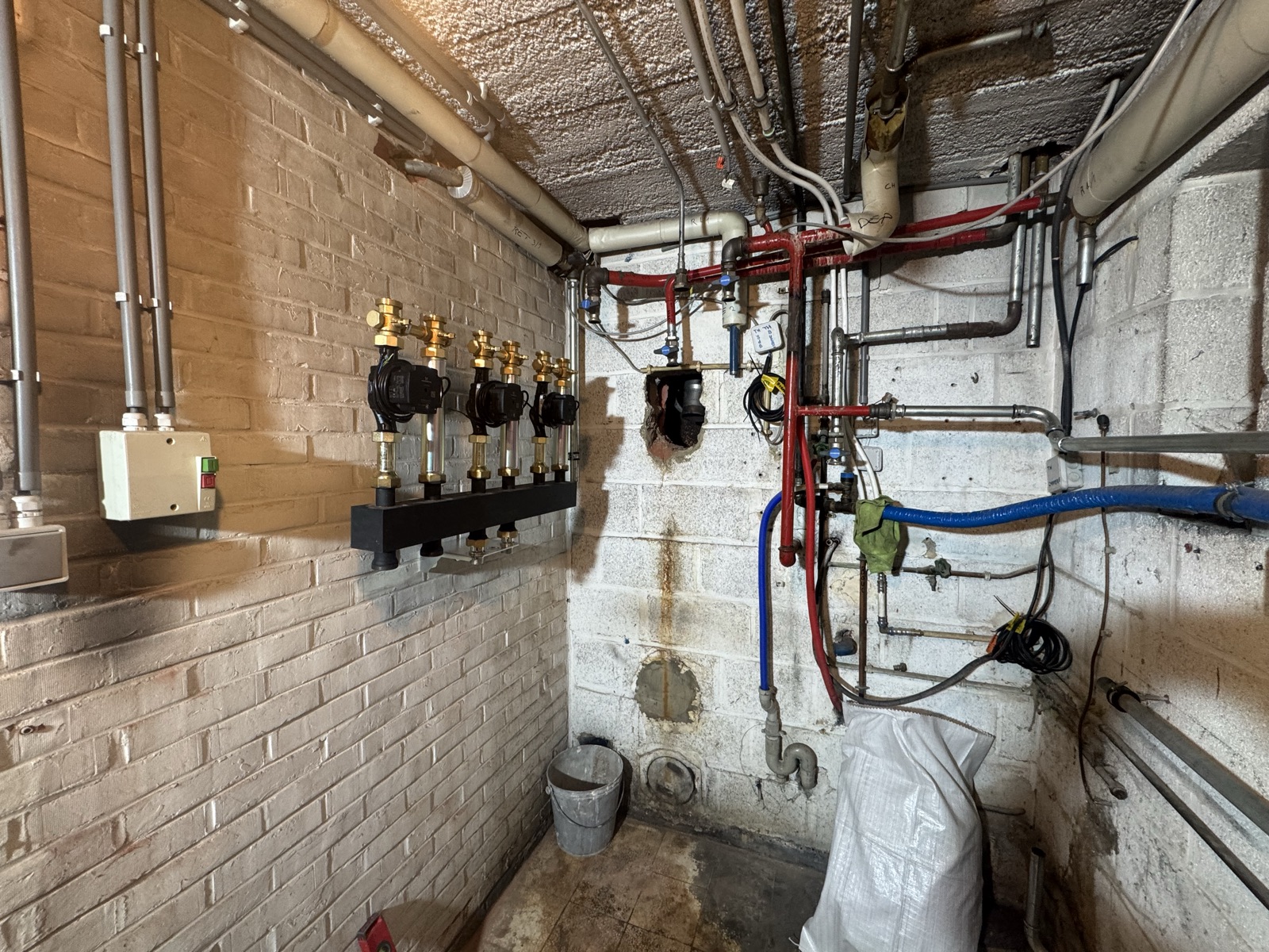 Collecteurs et circulateurs des nouveaux circuits de chauffage